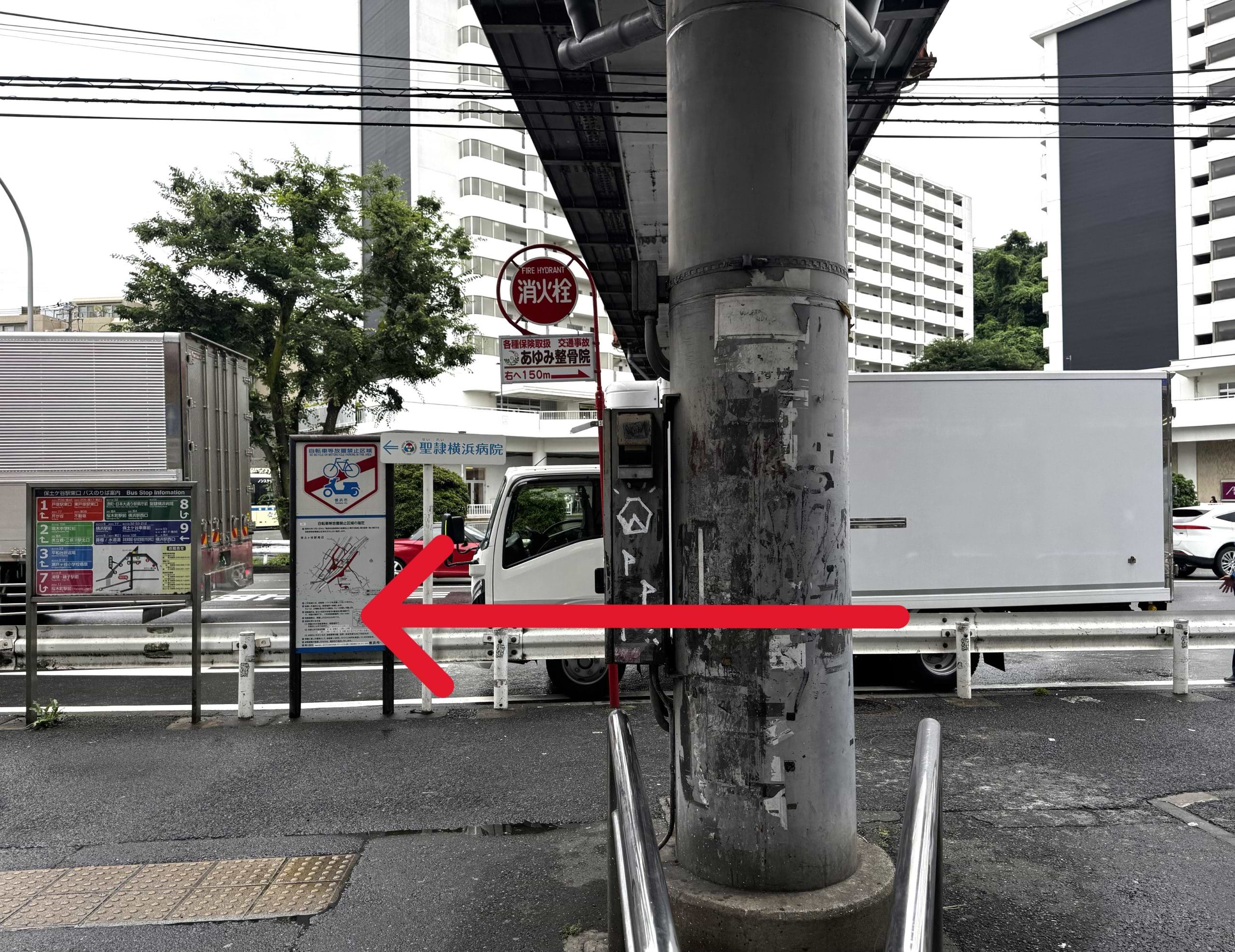 駅を背にして、国道1号線を進んでいただきますと左手すぐに当店がございます