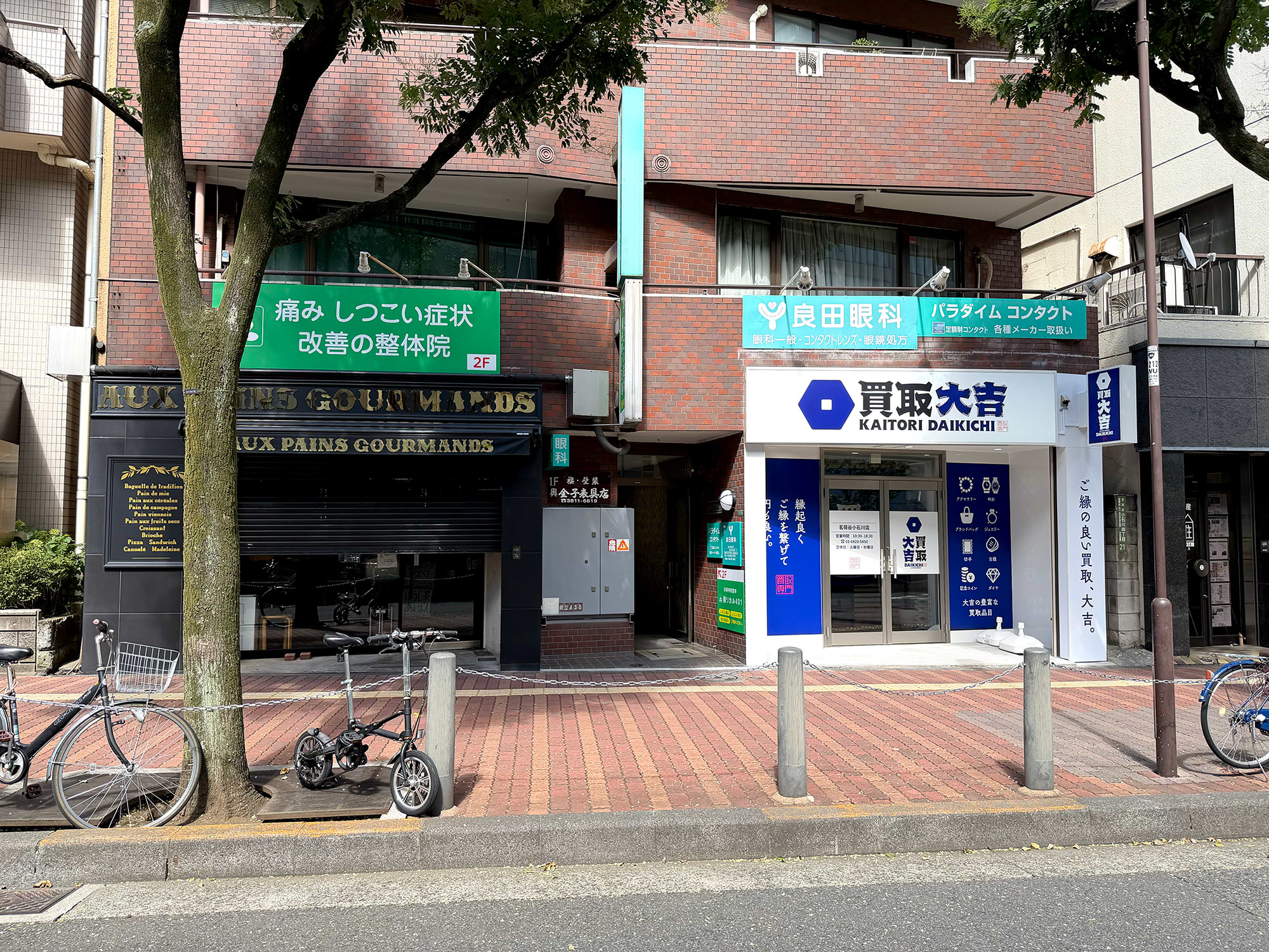 パン屋さん「aux pains gourmands」の隣に当店の入口がございます。