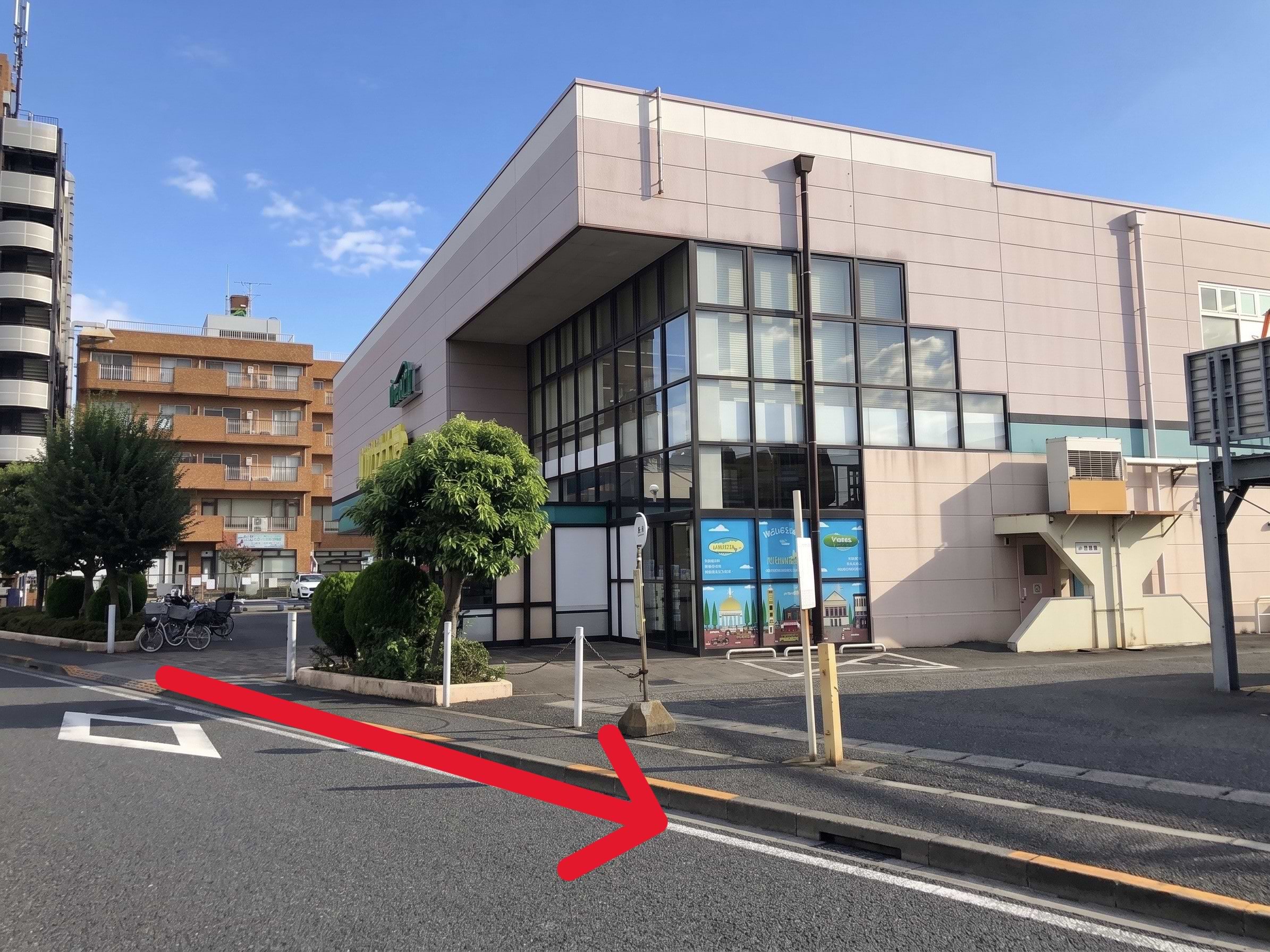「ina21昭島中神店」を左手に通過して、すぐ右手に買取大吉 昭島市朝日町がございます。