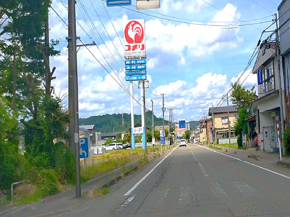 コメリハード＆グリーン栃尾店の通りから栃尾見附線を北へ進みます