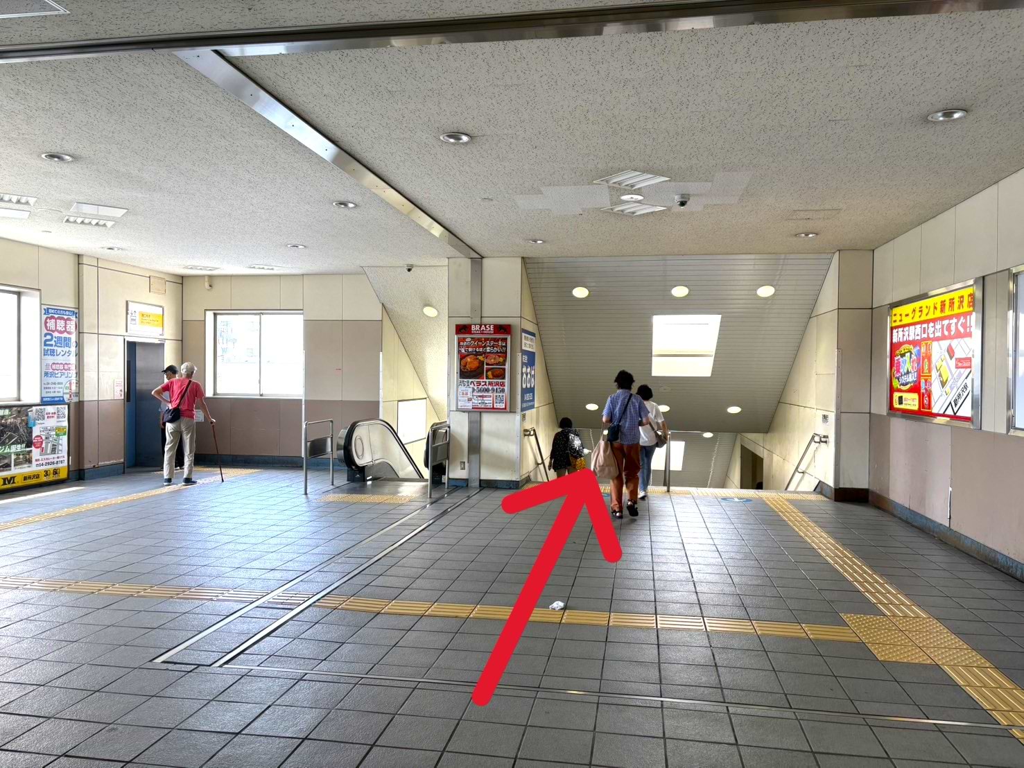 エスカレーター、または階段をおります