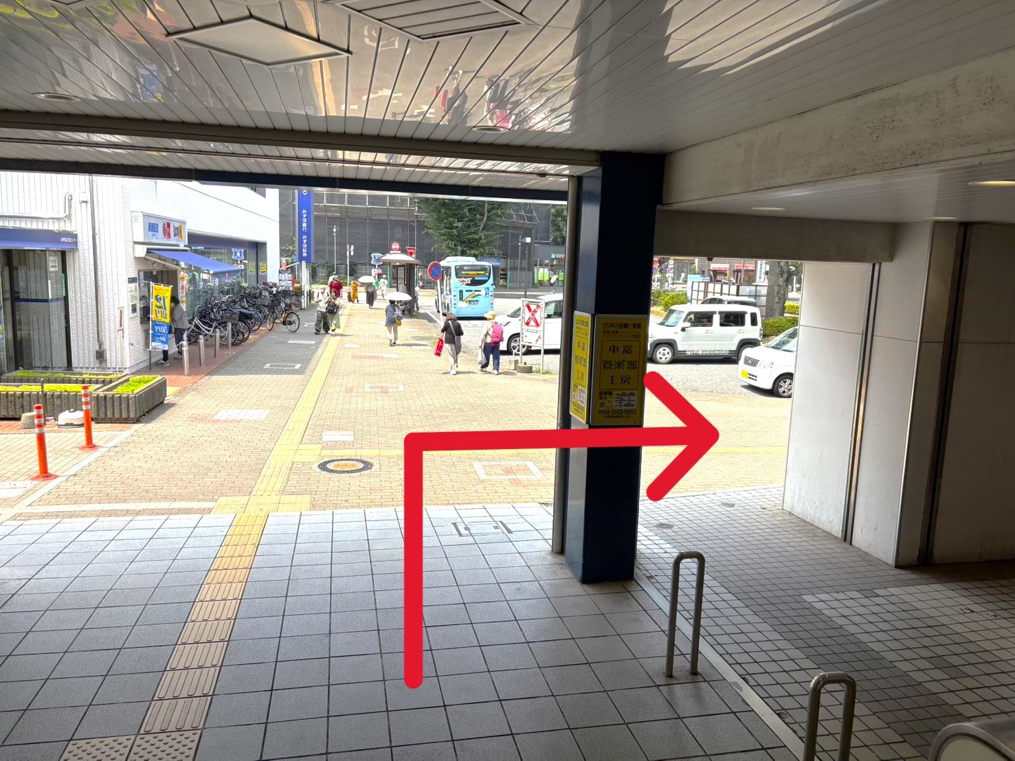 駅を背にして、右へ進みます