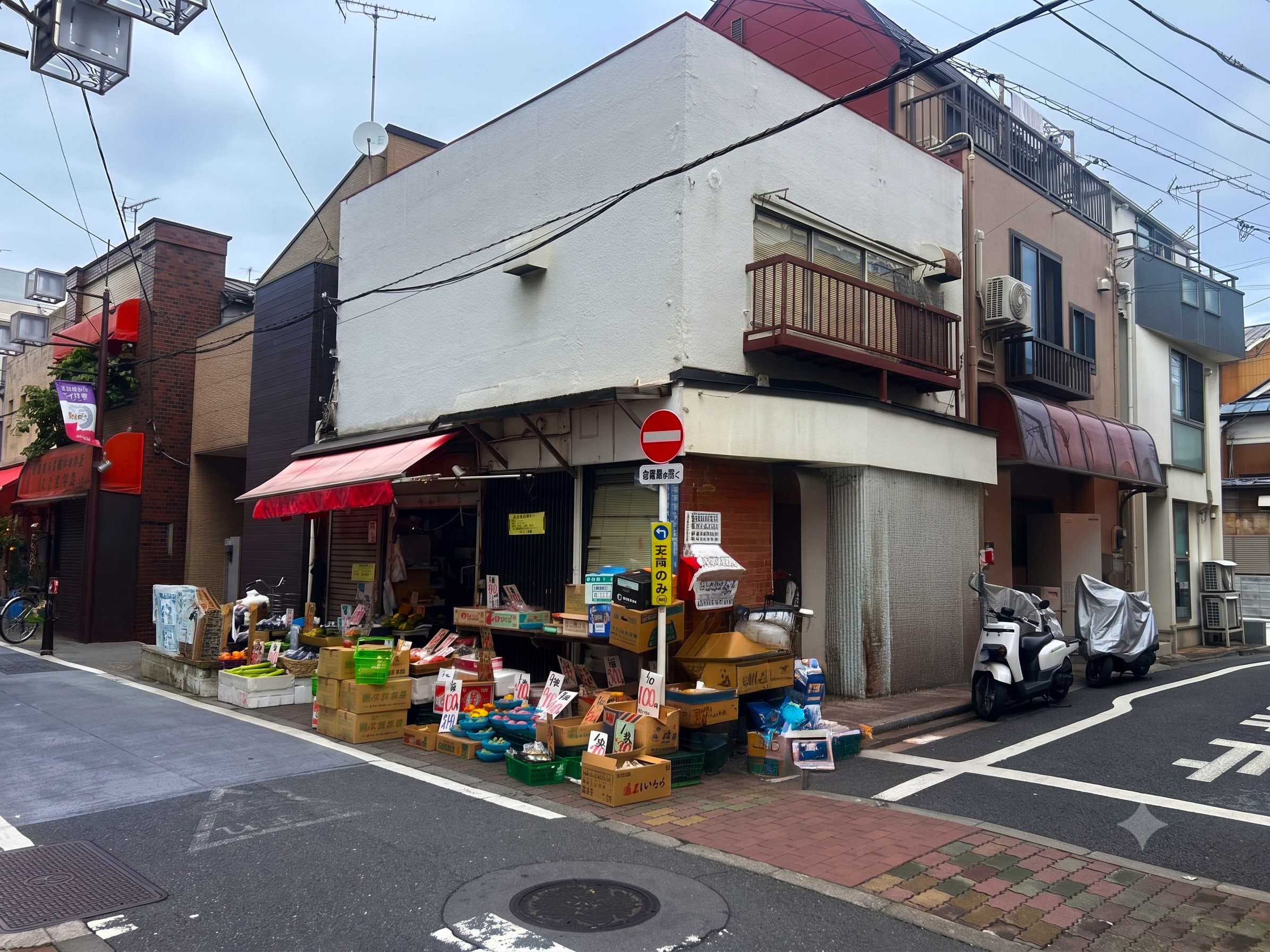 八百屋さんの角を右に曲がって、尾久銀座商店街店を直進します
