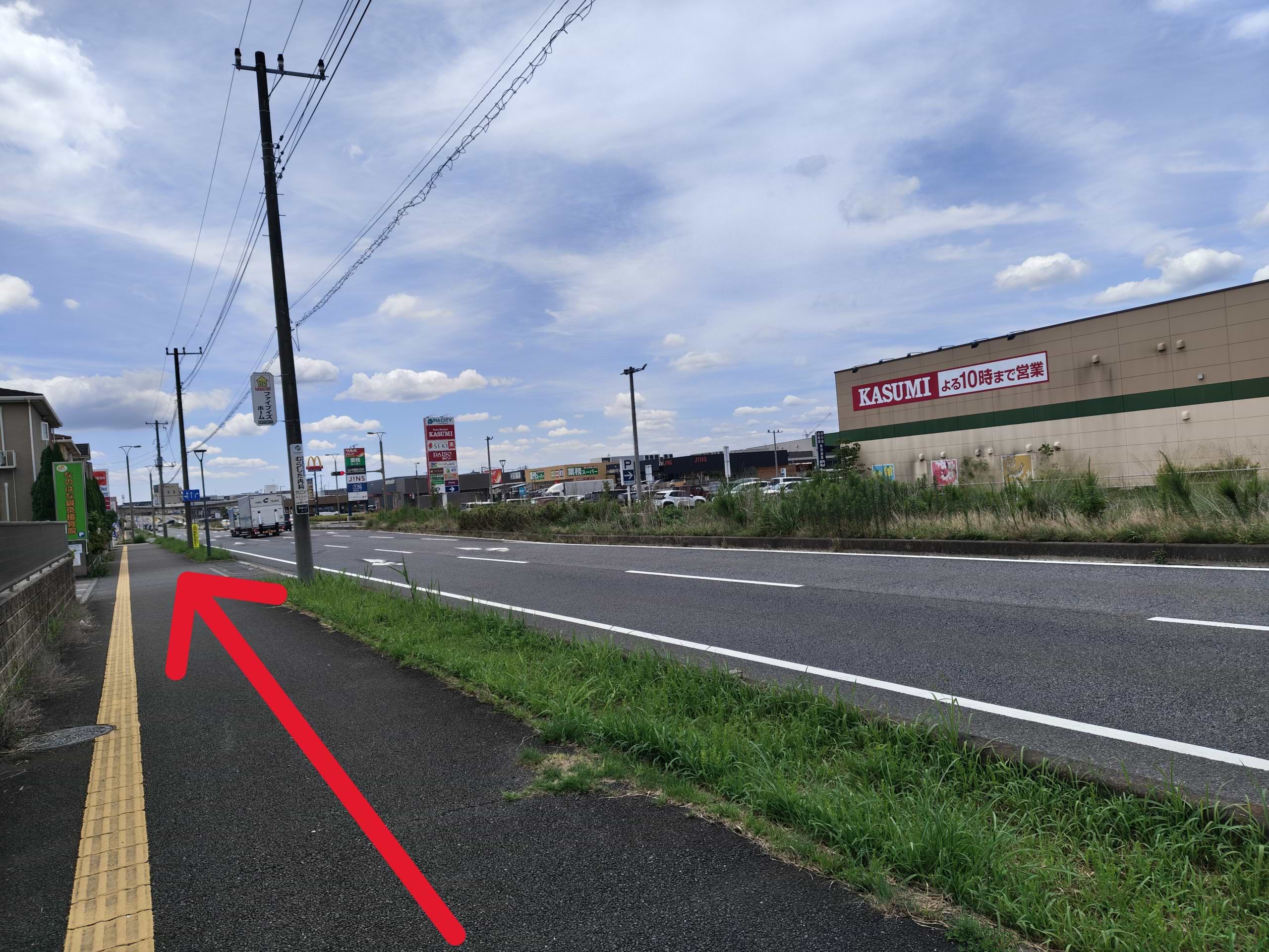 茨城県道355号 東楢戸真瀬線沿い、ピアシティ富士見ヶ丘店を右手に350ｍほど直進します
