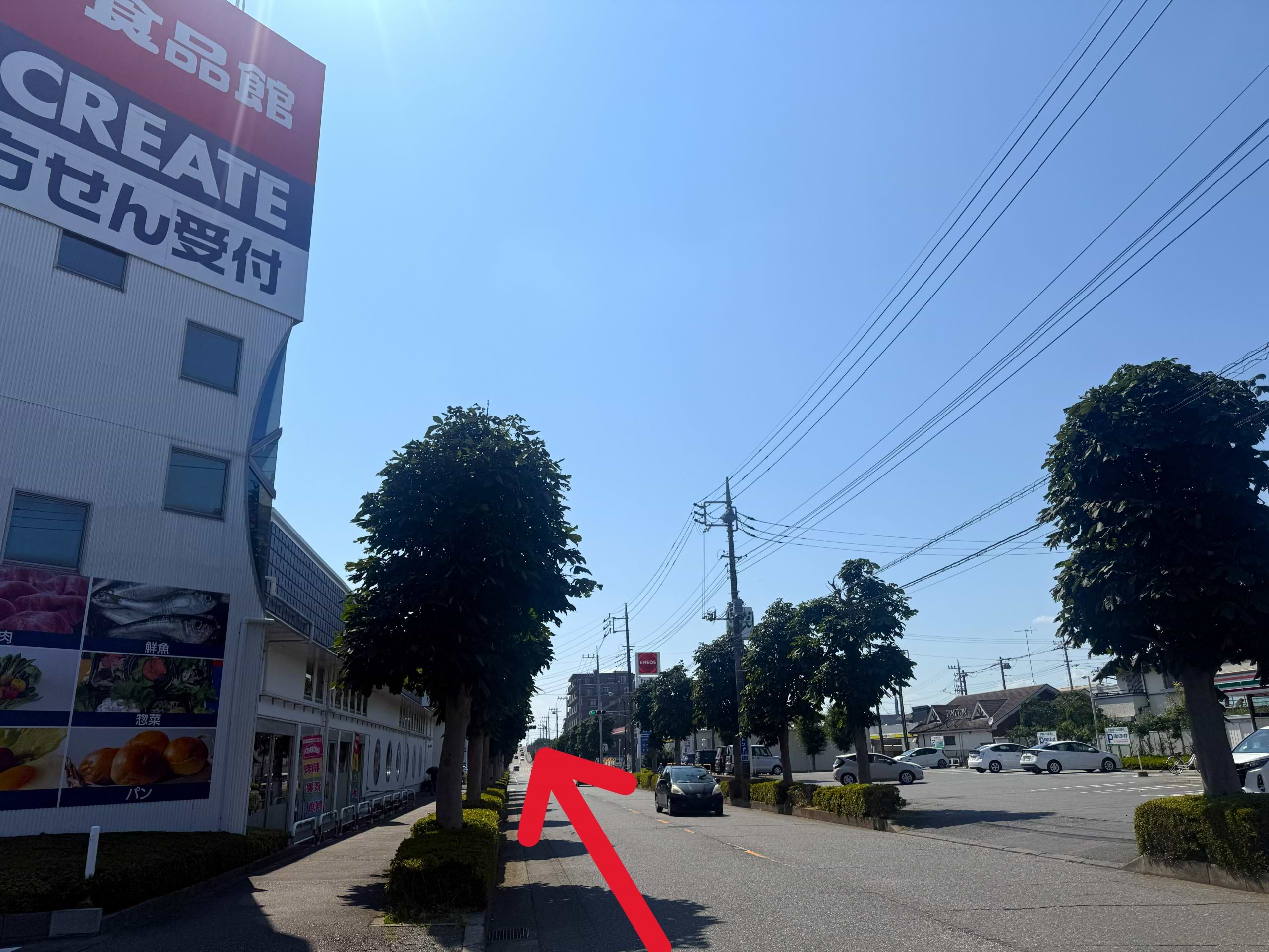 おっ母さん食品館 牛久中央店を左手に、国道6号線方面に向かって進みます