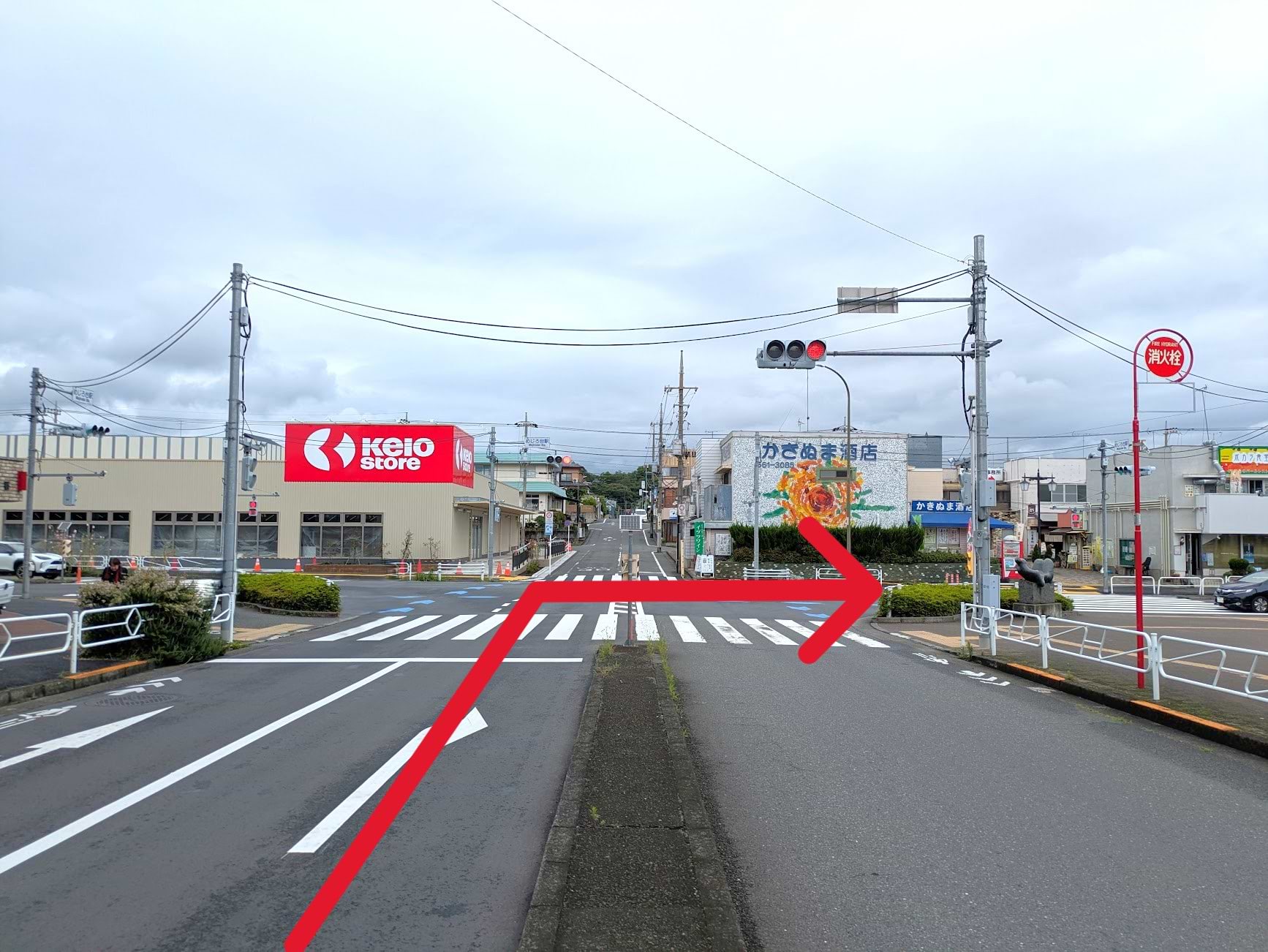 お車でお越しの際は、右手にめじろ台駅、左手奥に京王ストア めじろ台店のある「めじろ台駅」交差点を右折します