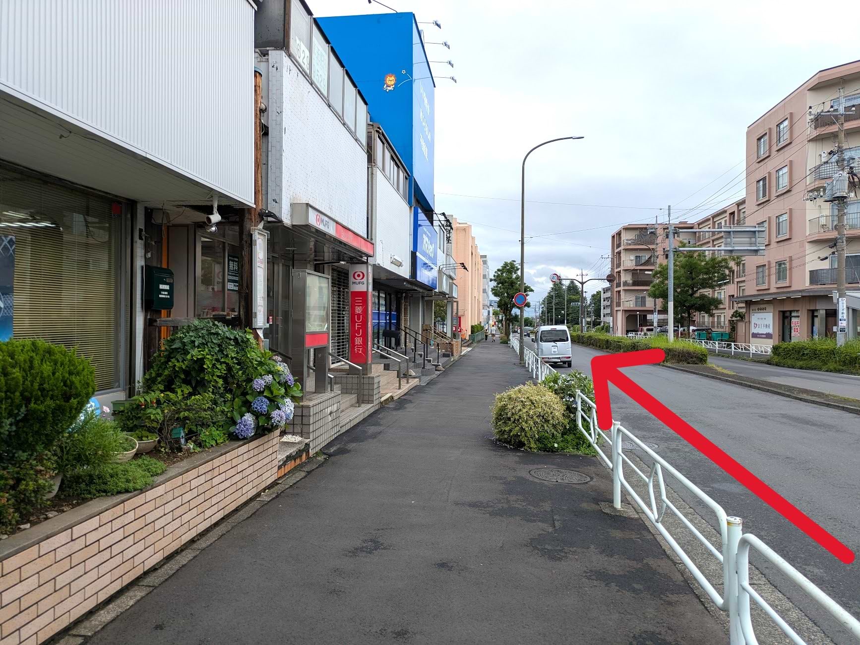 左手に三菱UFJ銀行 ATMコーナー めじろ台駅前を通過し、アパマンショップめじろ台店の隣に当店がございます