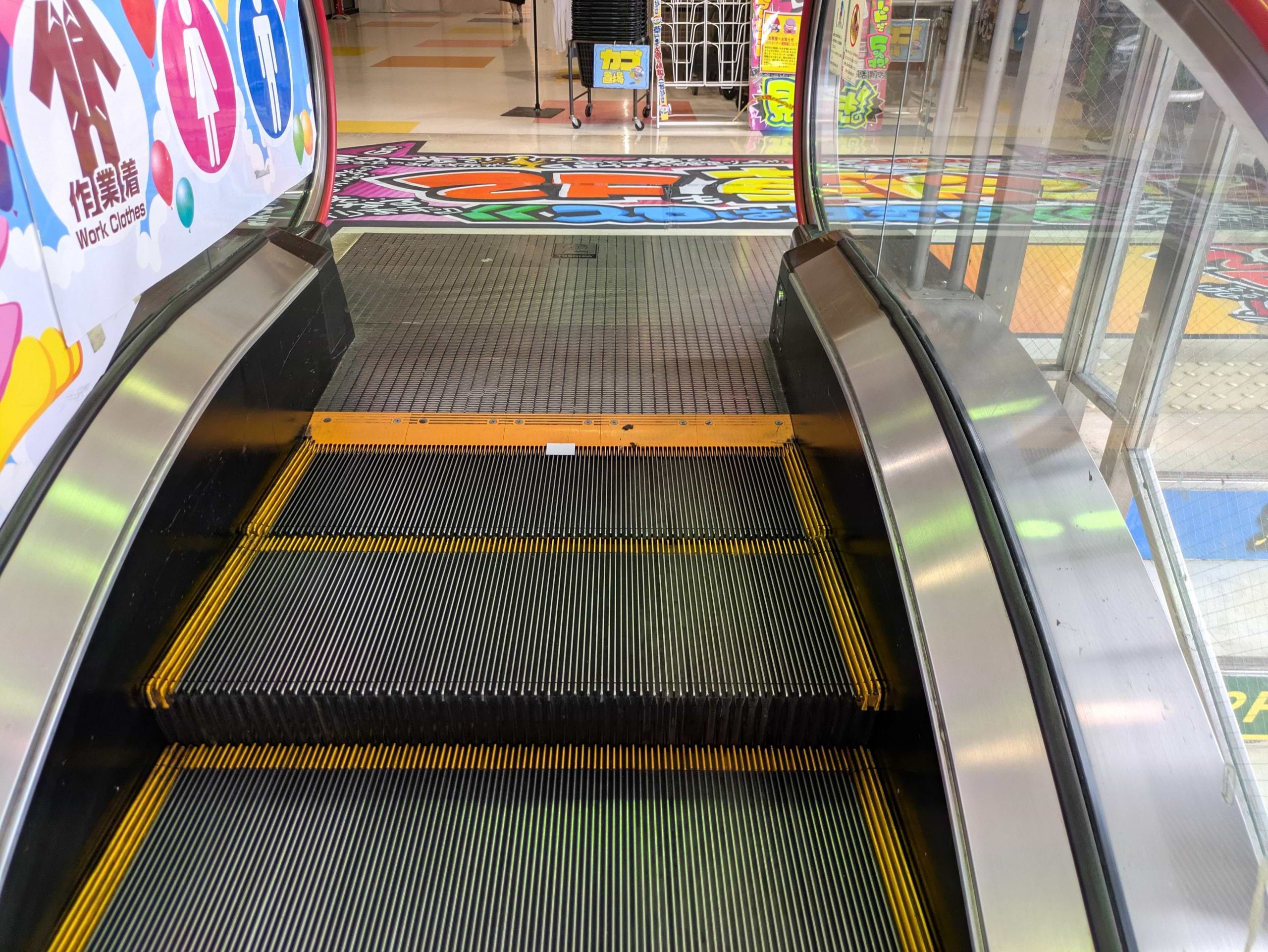 エスカレーターで2階へ上がり、そのまま直進していただきますと当店がございます
