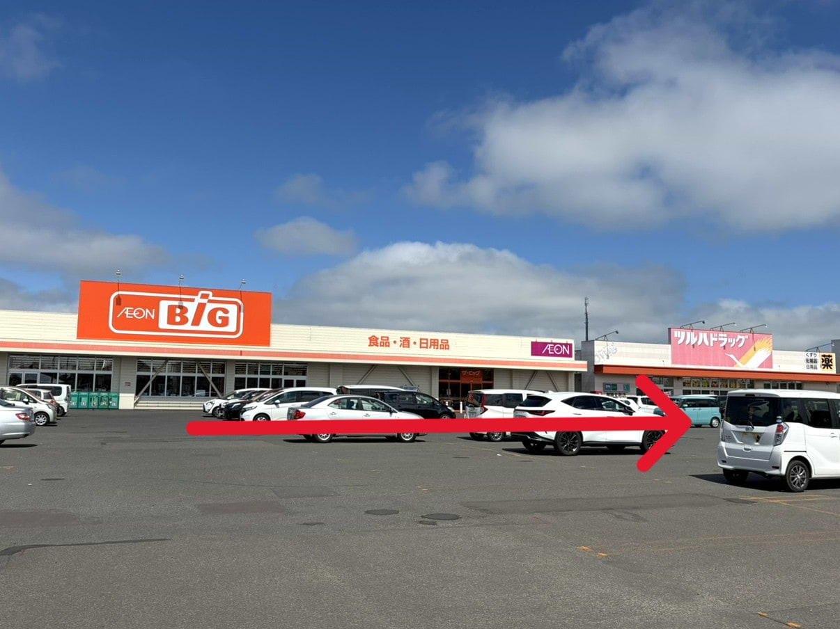 敷地内右側に進むと、カーブス フレスポ釧路文苑店の隣に当店がございます