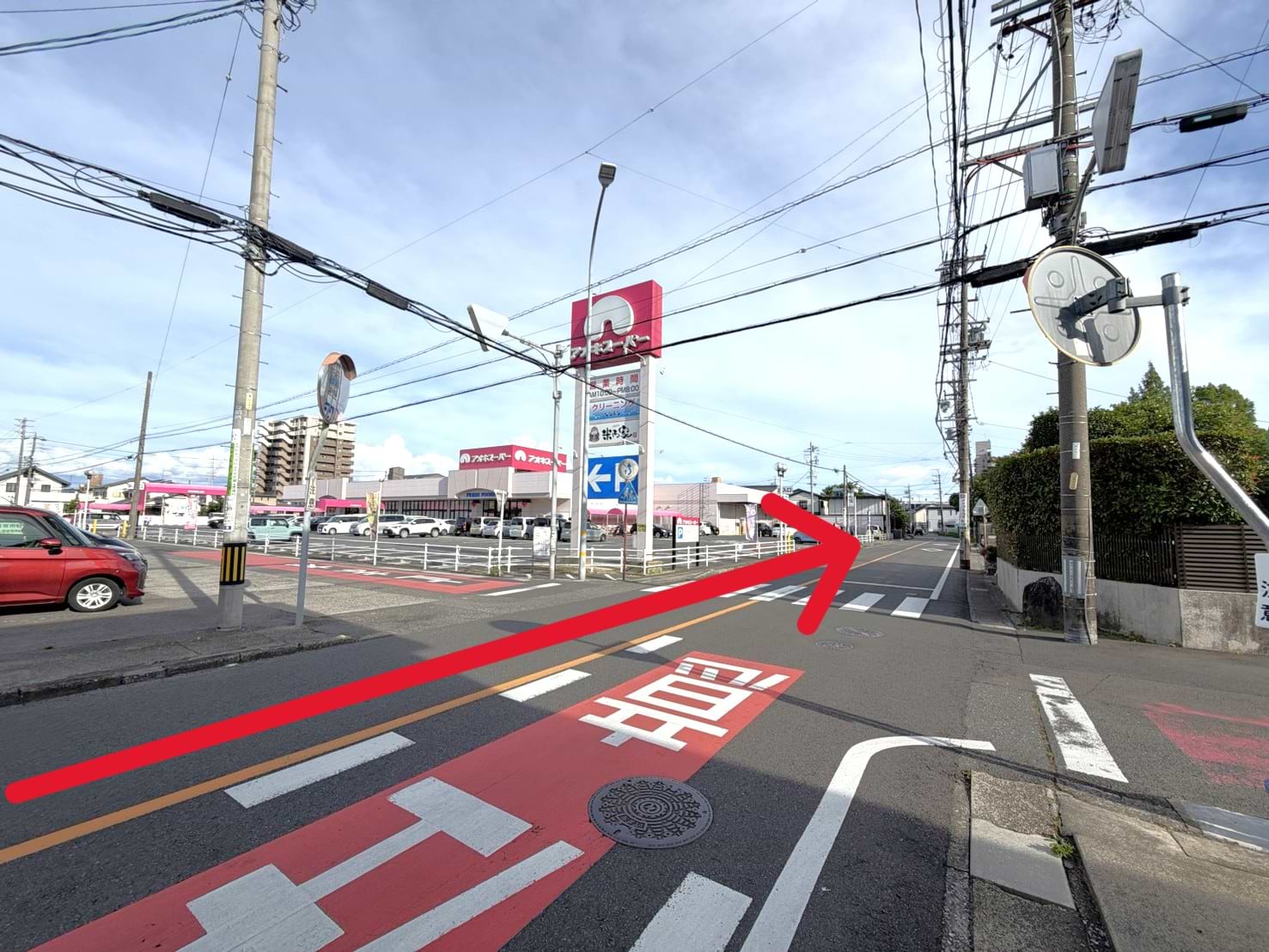 アオキスーパー三条店を左手に、三条小学校方面に120m程直進します