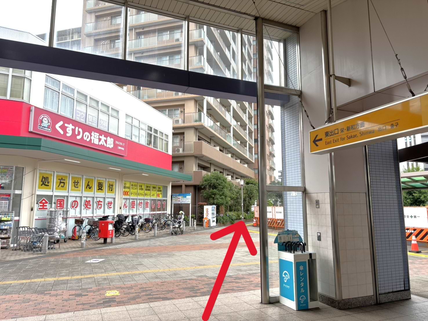 三郷中央駅東口を出て、くすりの福太郎三郷中央店とロータリーの間の道を抜けていきます