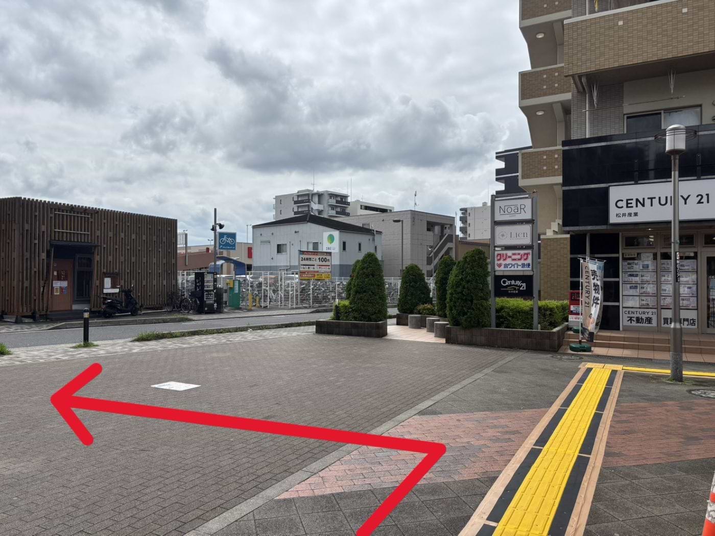右手にセンチュリー21 松井産業三郷中央駅前店が見えてまいりますので、その角を左へ曲がります