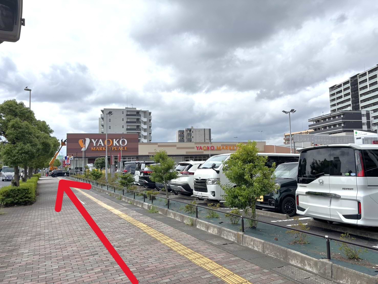 右手にヤオコー 三郷中央店が見えましたら右折し、真っ直ぐお進みください