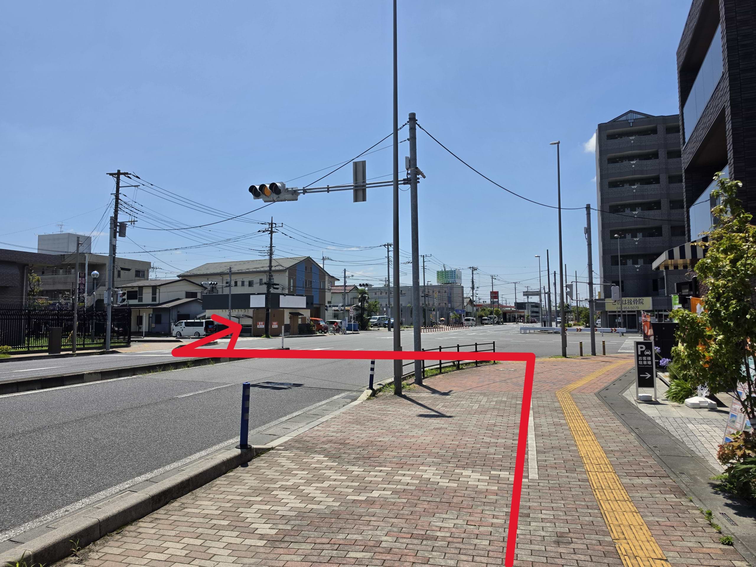 新和一丁目の交差点が見えてきましたら、横断歩道を反対側へ渡りますと当店がございます