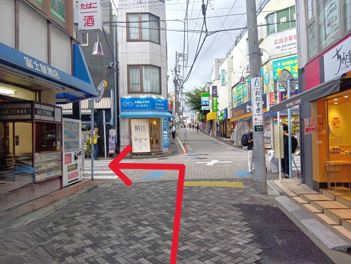 最初の交差点を左折します