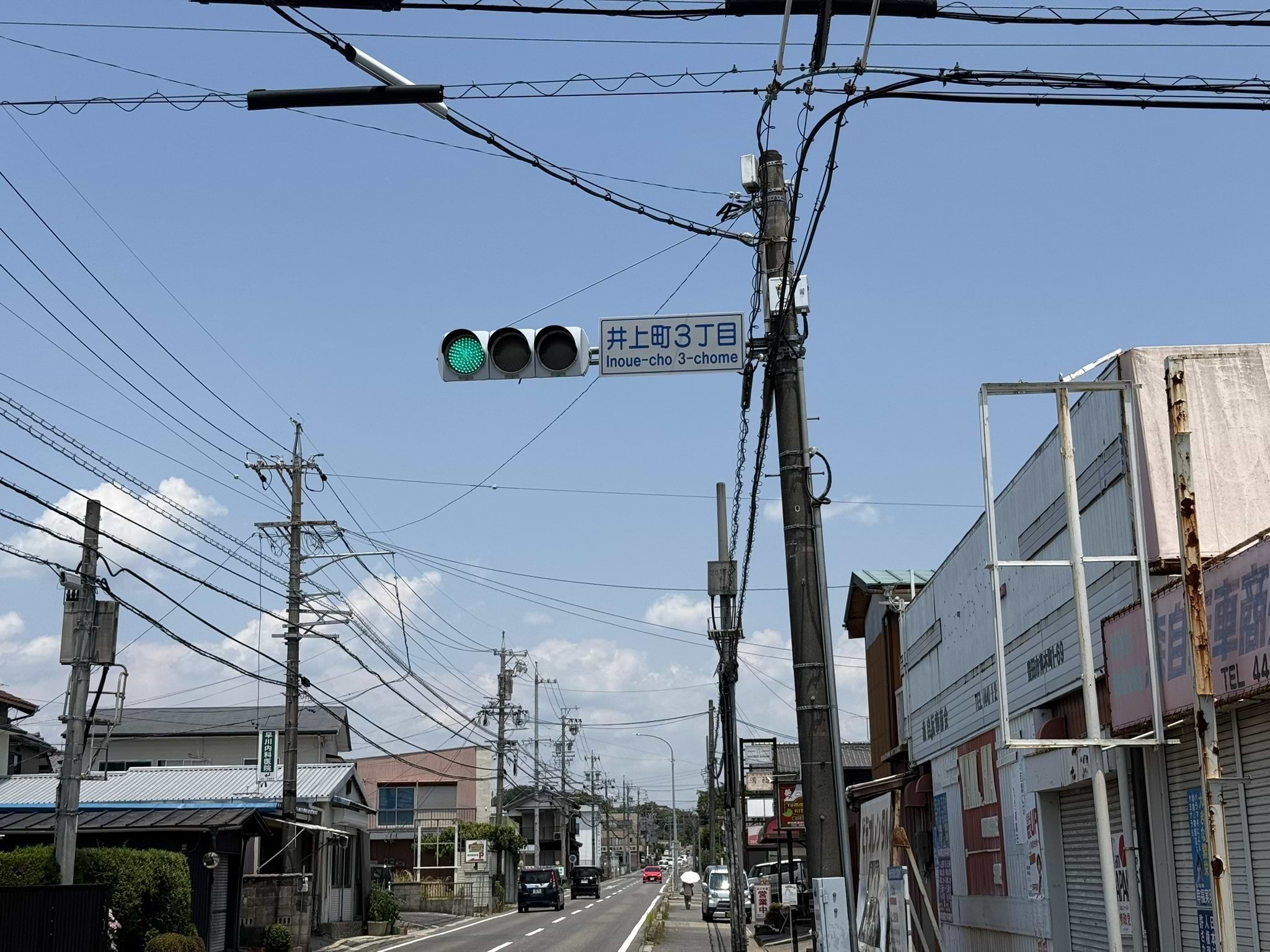 メグリア 井上店を右手に、県道348号線沿いを160ｍほど直進します