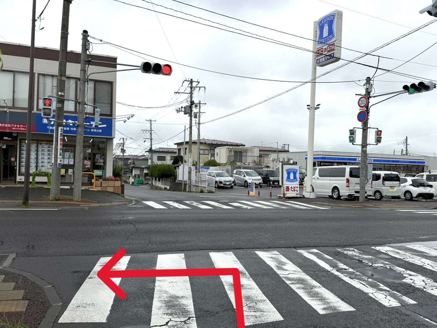 四条通りの十字路に出ましたら、左折します