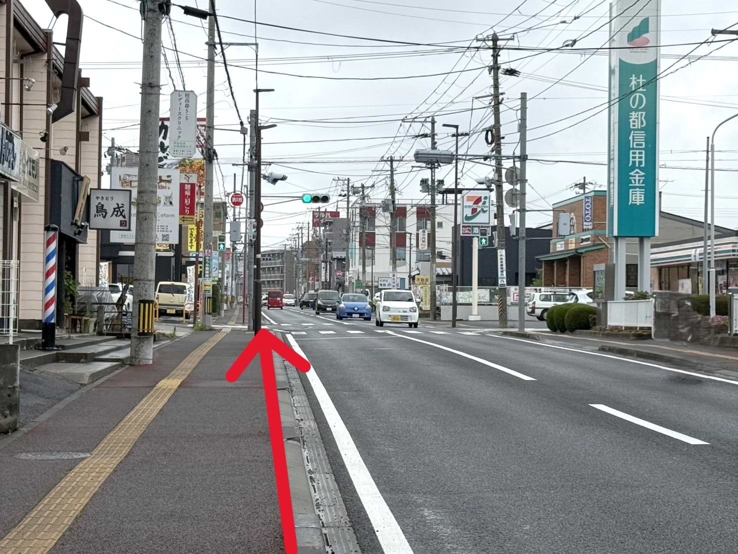 直進していくと、右手に見える杜の都信用金庫 南光台支店様の向かい側に当店がございます