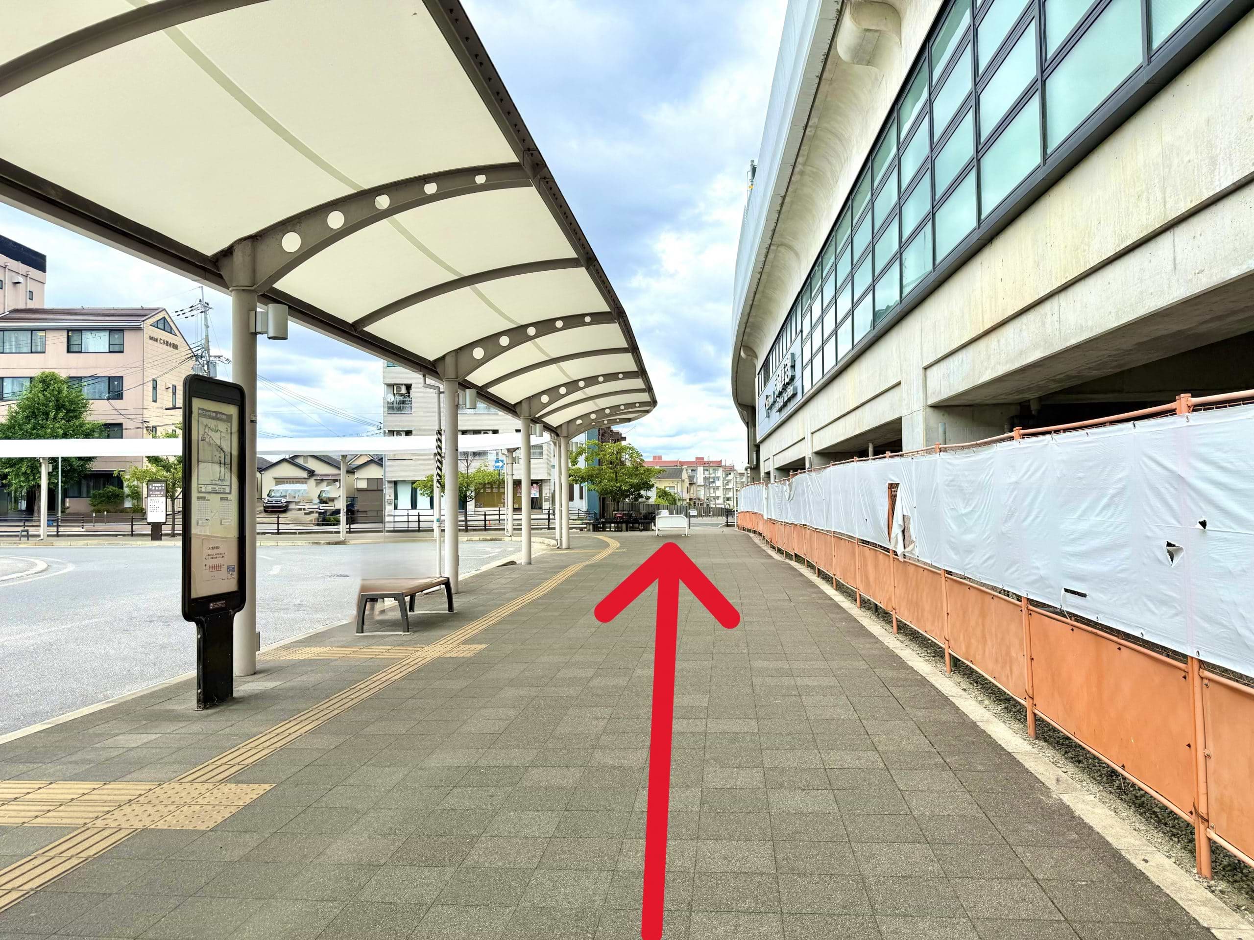 右に曲がるとバスターミナルがございますので、そのまま直進します