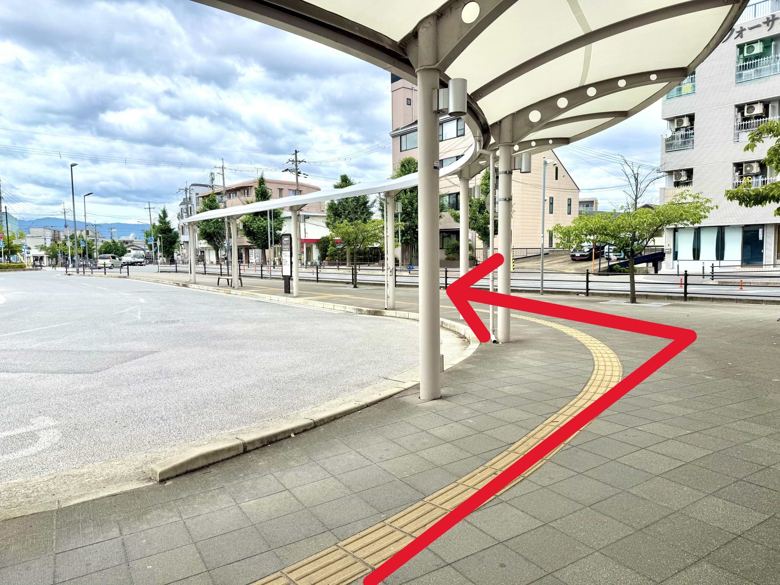 バスターミナルの屋根付きの歩道に沿って左に進みます