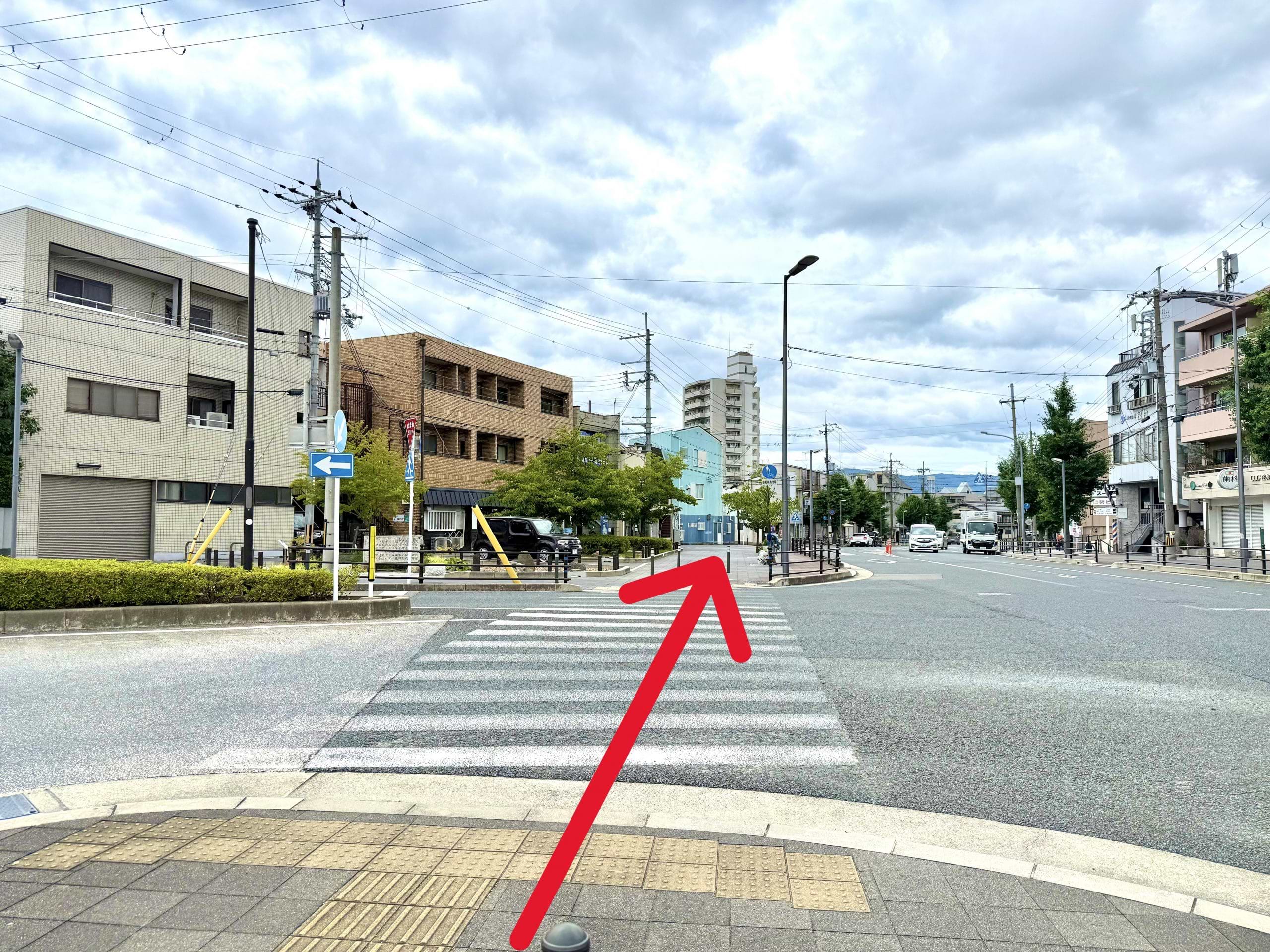 少し直進し、横断歩道を2つ渡ります