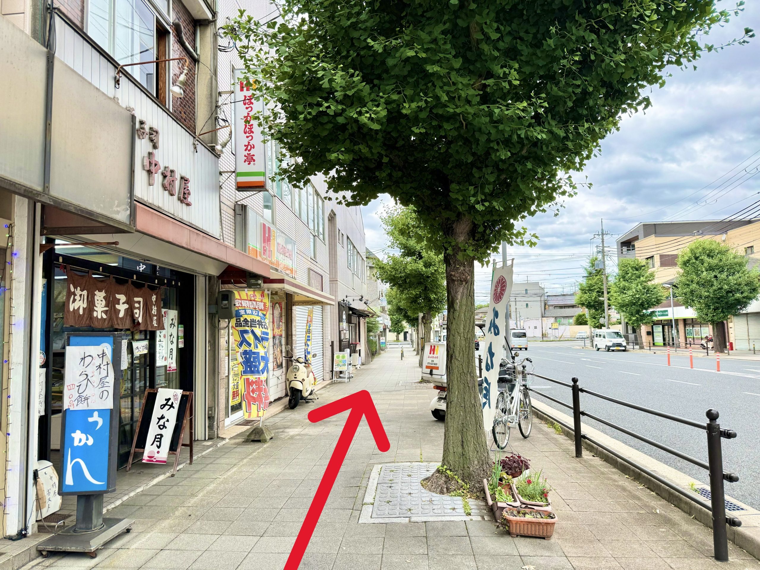 2つ横断歩道を渡ると、左にほっかほっか亭 淀店さんがございます。その3軒先が当店でございます