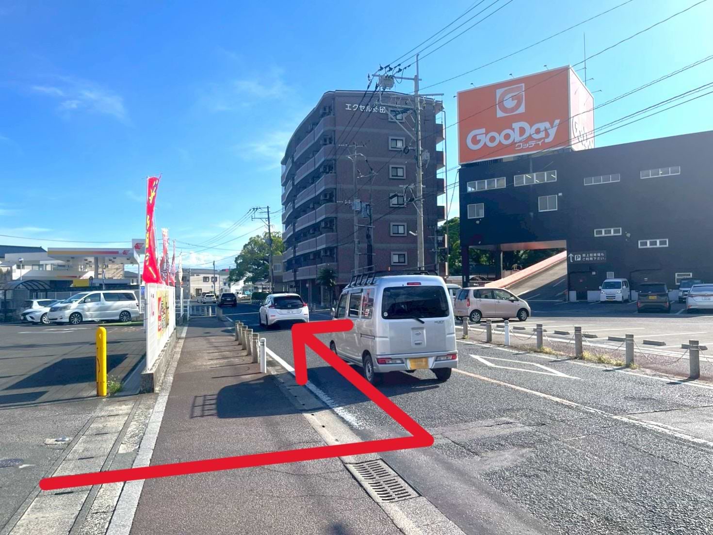 スーパーモリナガ 本庄店駐車場出口より左折します