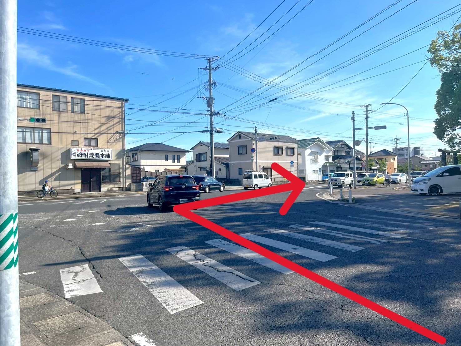 本庄宮前交差点を右折します