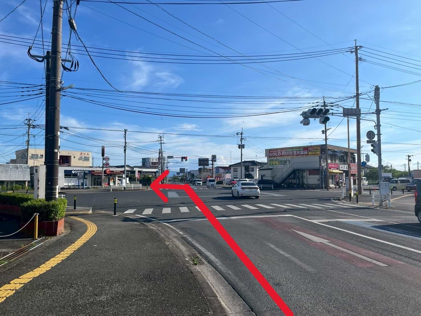 本庄宮通りと環状南通りが交差する平松交差点の角、前方左手に当店がございます