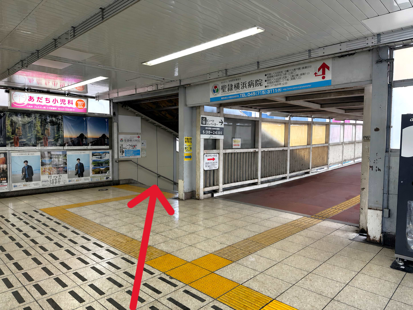 突き当りの階段を降ります