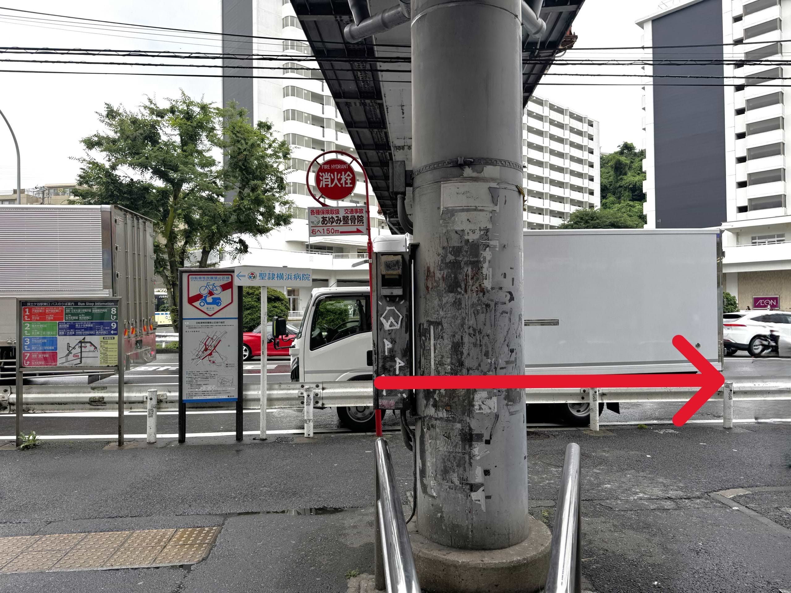 駅を背にして、国道1号線を進んでいただきますと右手すぐに当店がございます