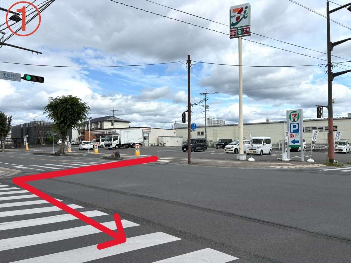セブンイレブン八女本町店を目印に、中宮野町交差点を渡ります。