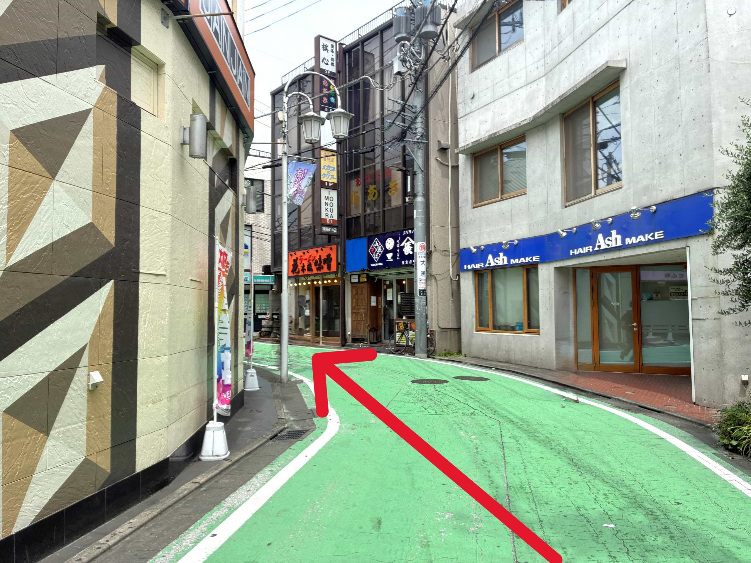 そのまま道なりに進みます