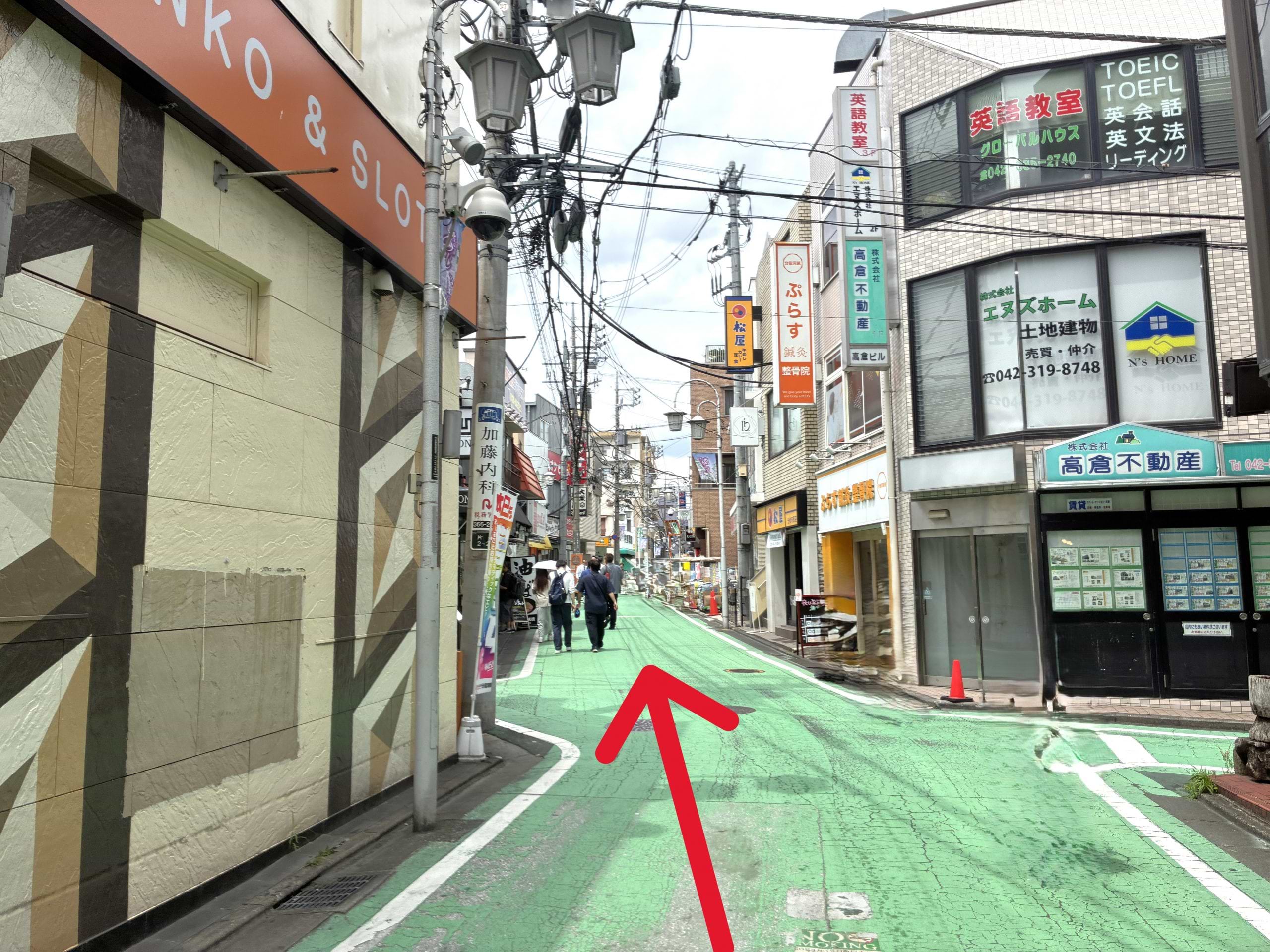 左カーブを曲がった先の左手、ココカラファイン 分倍河原店の向かい側に当店がございます