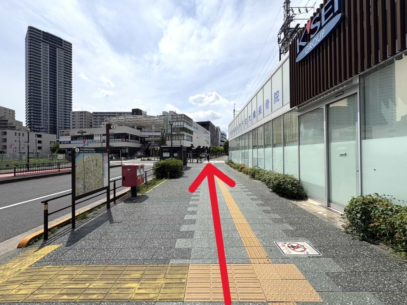 ポンテポルタ千住方面へ直進します