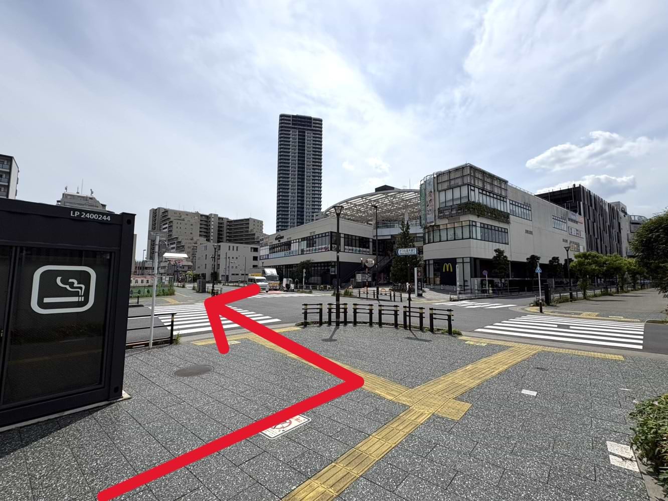 喫煙所前の横断歩道を渡ります