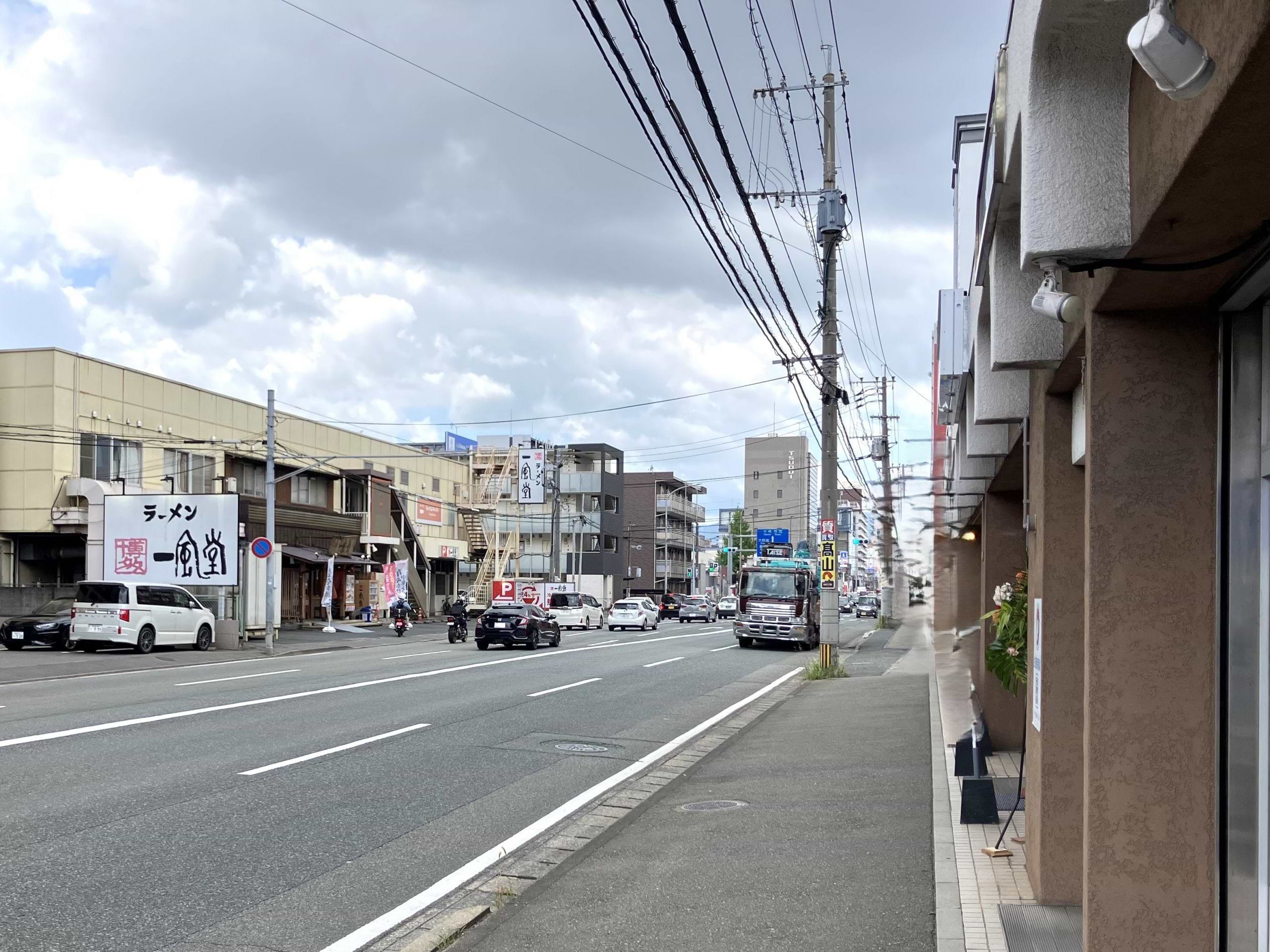 一風堂様の斜め向かいに当店がございます