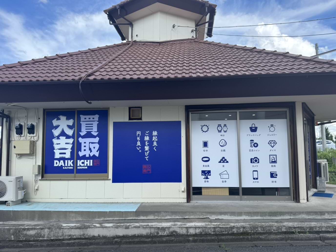 駐車場敷地内を直進し、建物横を進みます