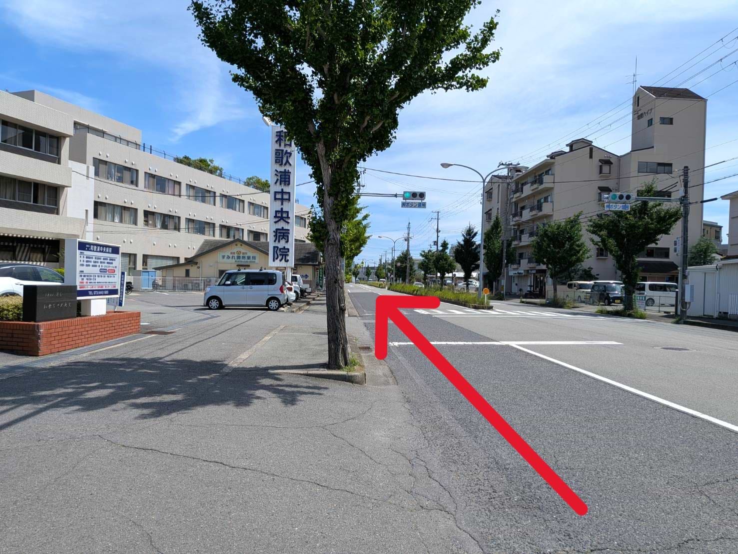 和歌浦中央病院を南に直進します