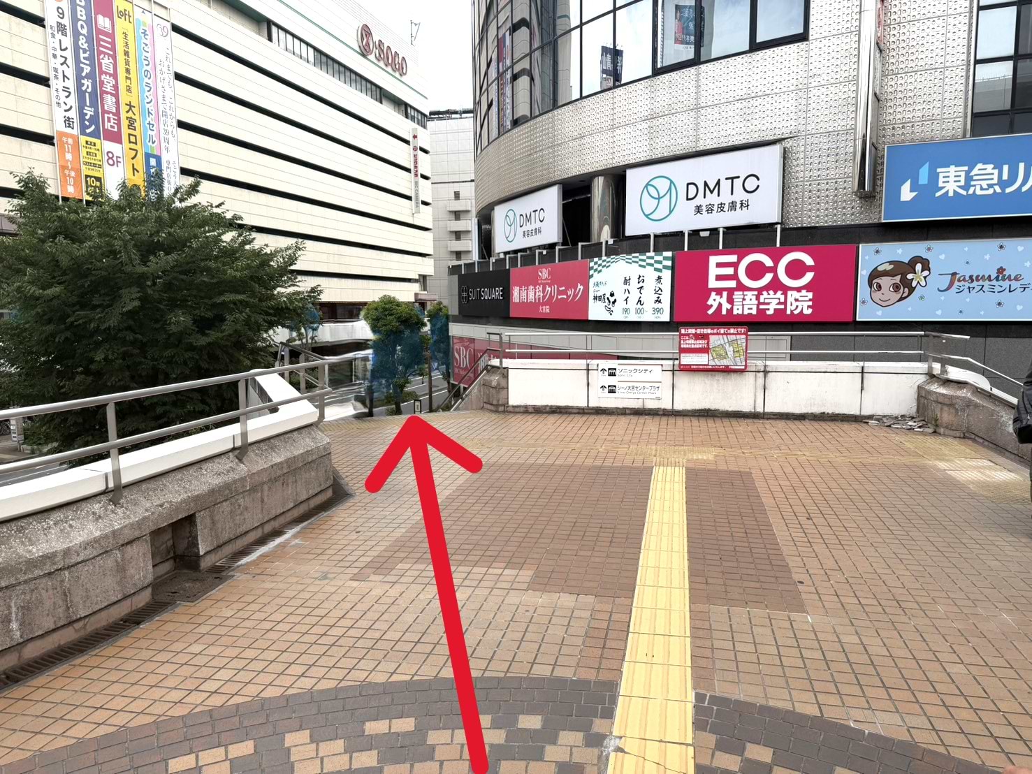 進んだ先、斜め左の階段へ向かいます