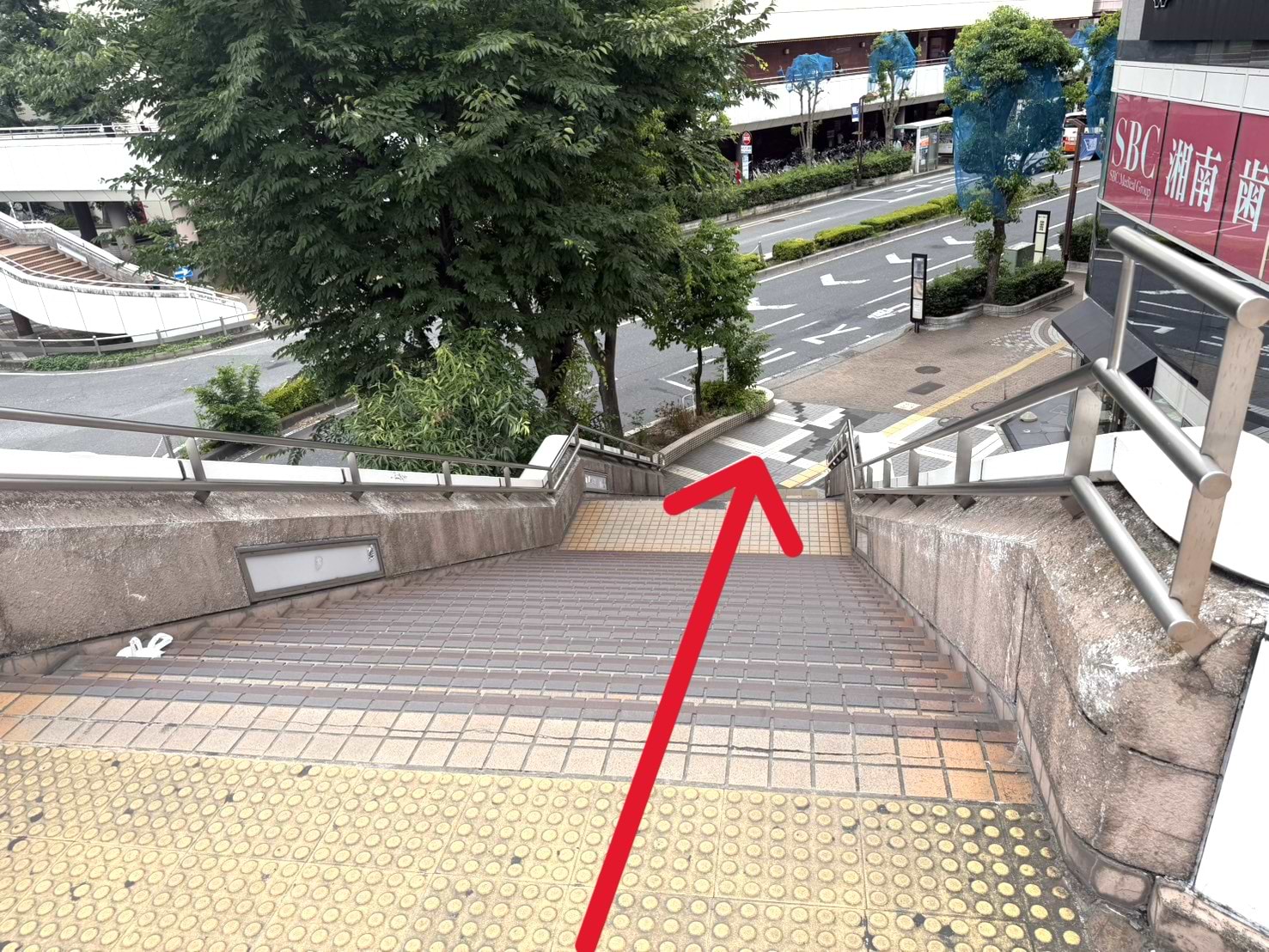 階段を下ります