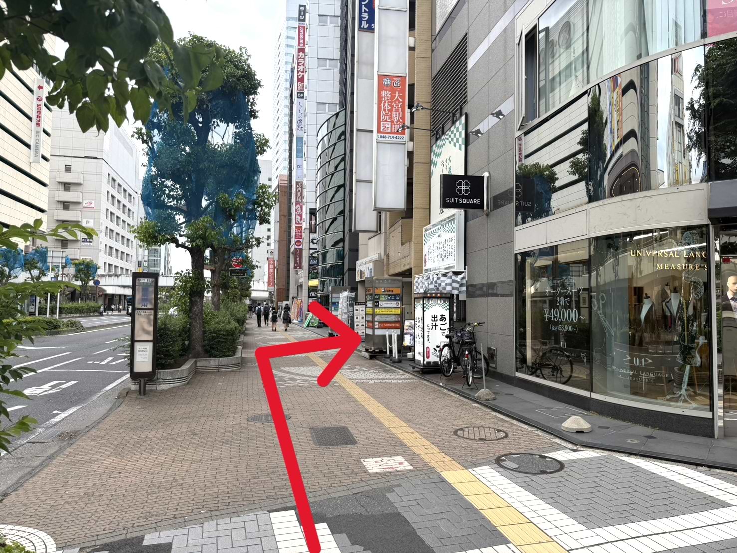 階段を下りて20ｍほど進みますと、右手に当店がございます
