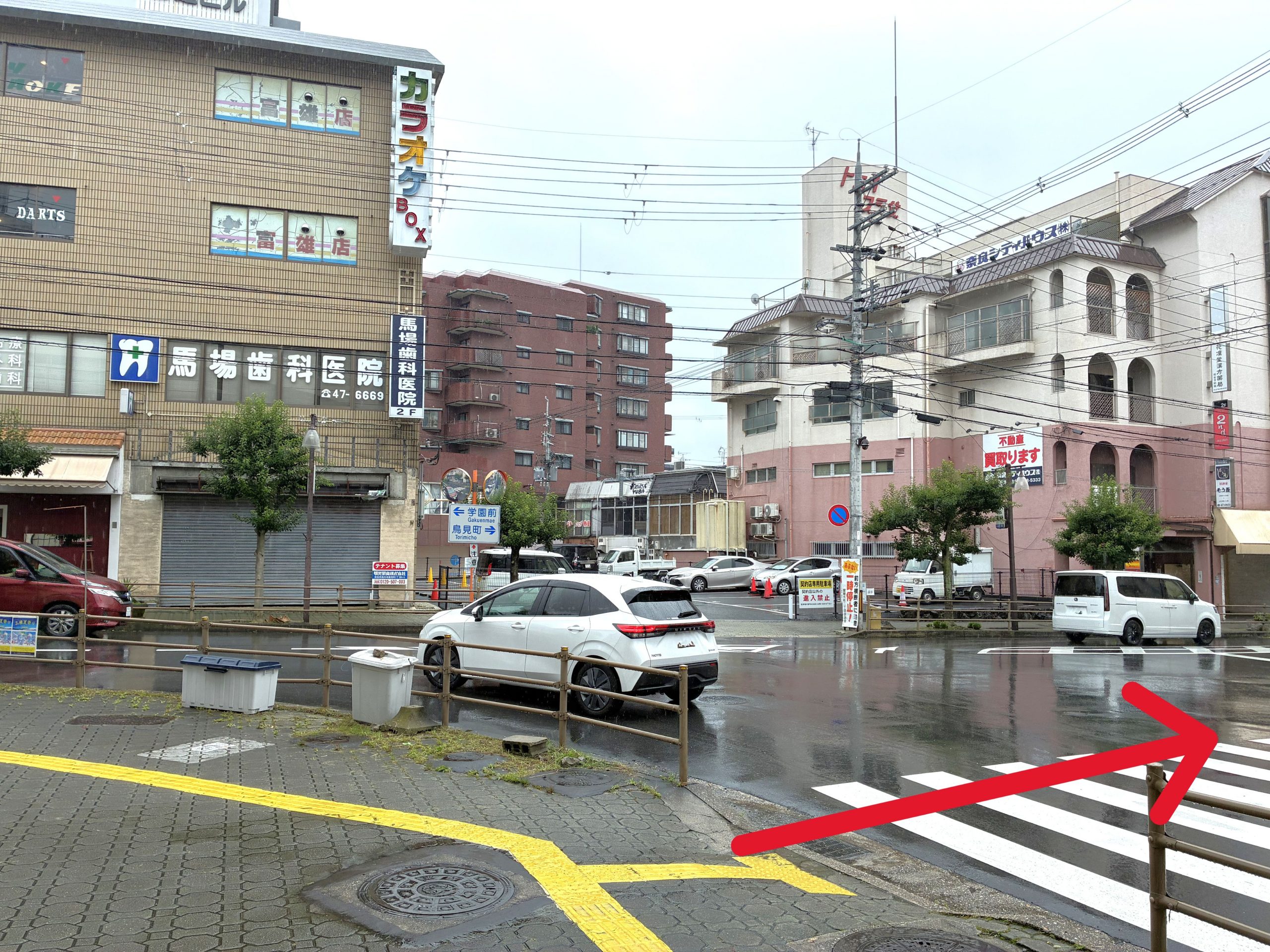 T字路まで進み、右側の横断歩道を渡ると、正面に当店がございます