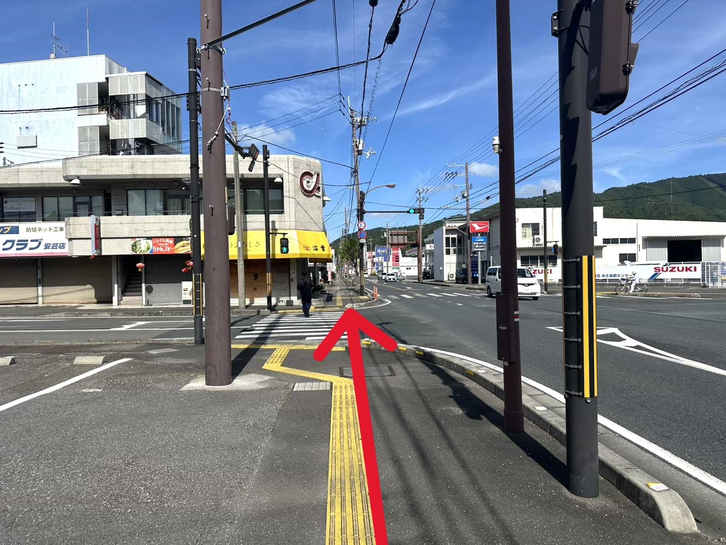 交差点を通過し、さらに直進しますと左手に当店がございます