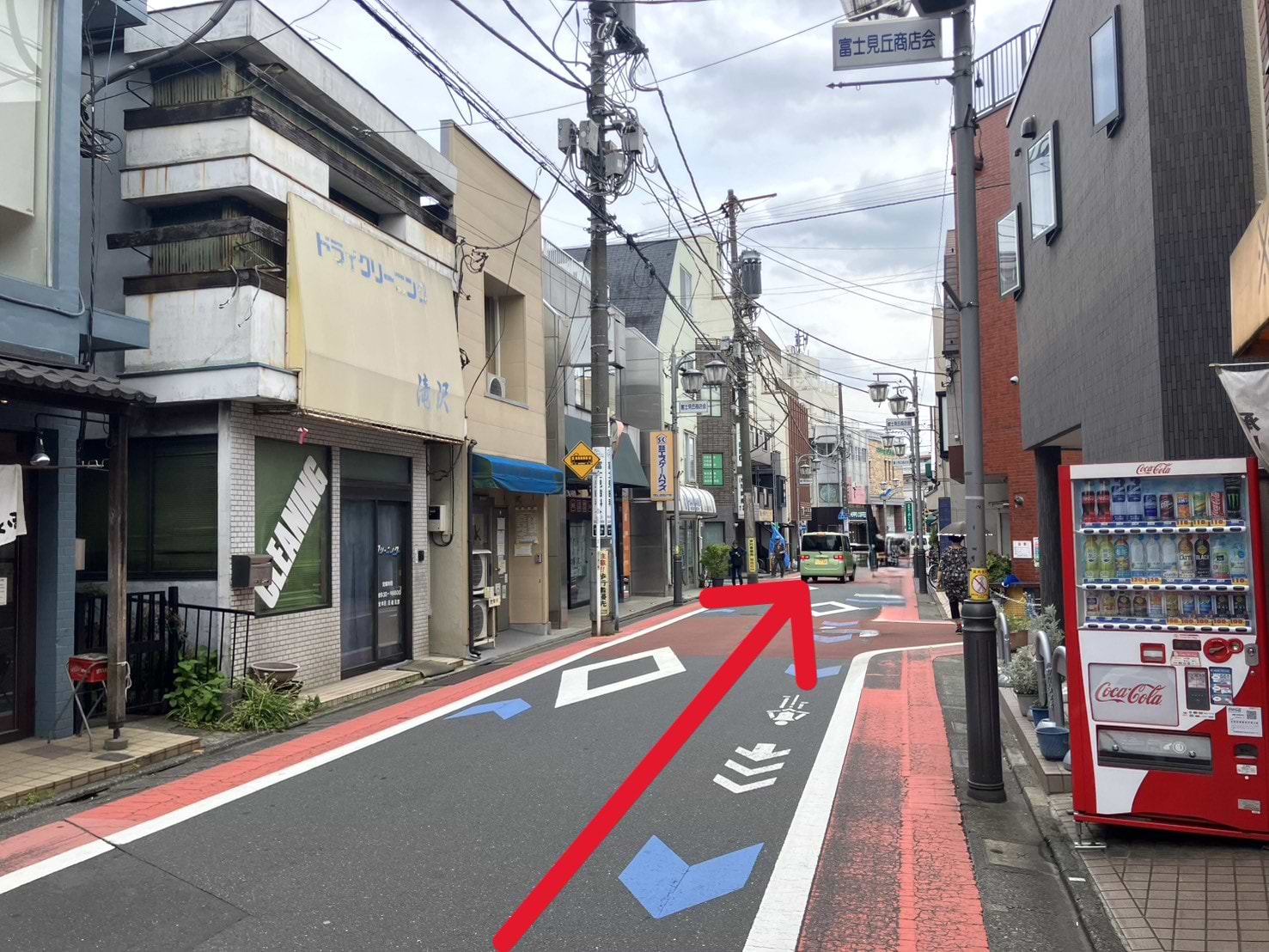 道なりに進みます