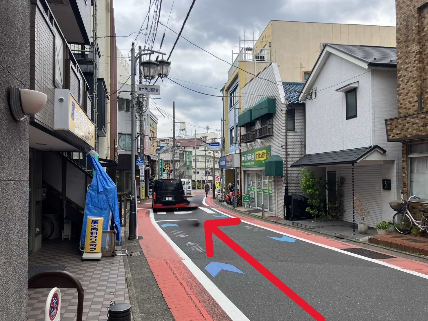 線路が正面に見えてきますので、そのまま直進します