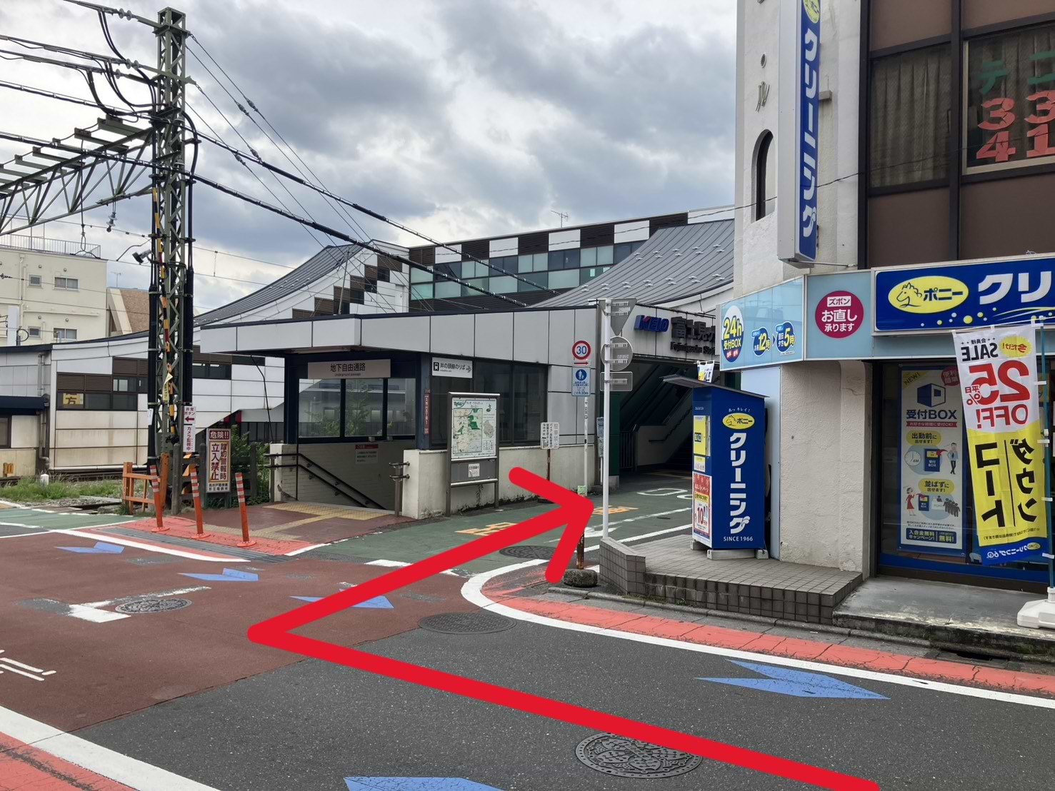 線路手前の路地を右へ曲がります