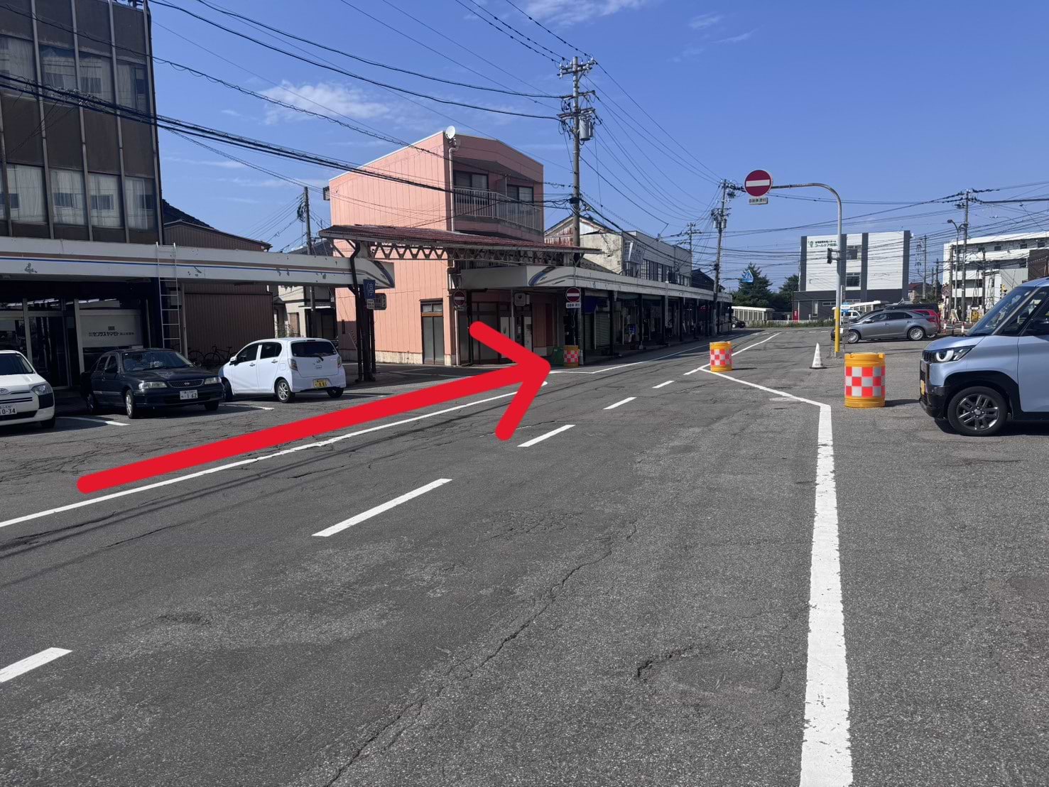 南富山駅前交差点まで直進します
