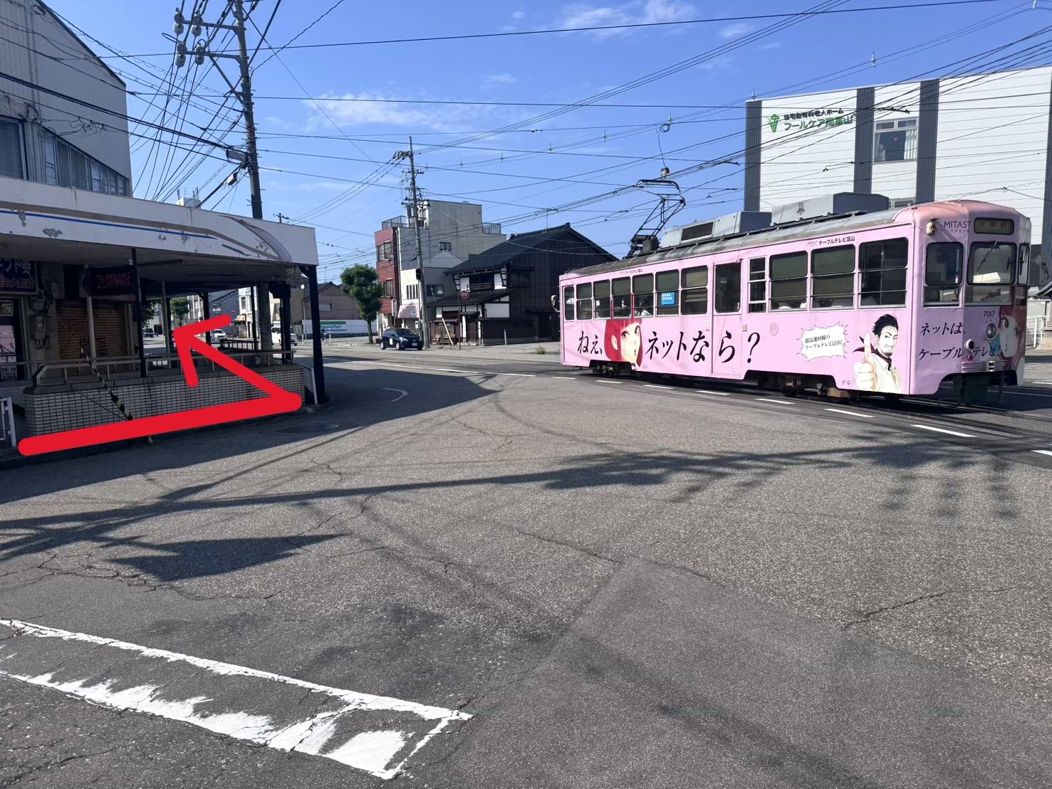 南富山駅前交差点を左折し、100ｍほど直進します