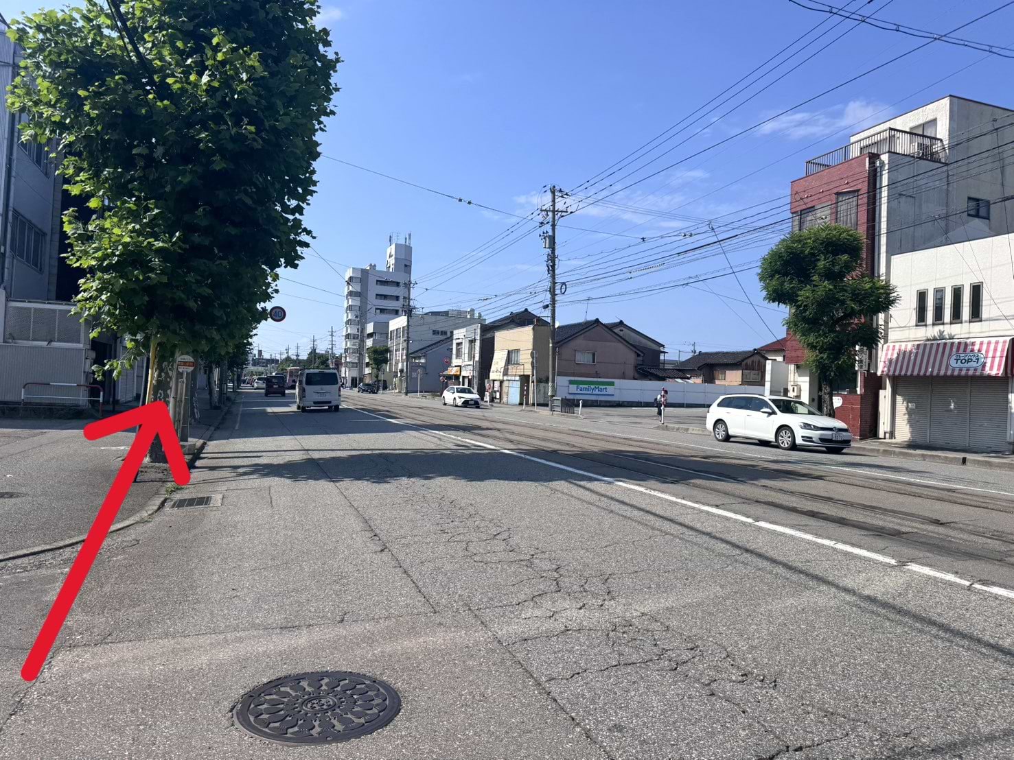 ファミリーマート 富山大町店を右手に通過します